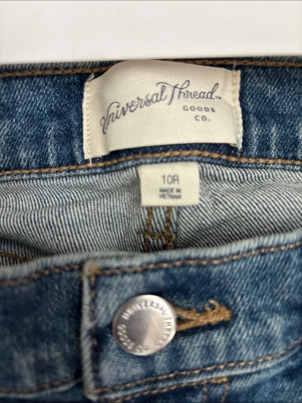 Universal Thread Straight-Leg Jeans in Medium Blue Wash - Picture 4 of 5